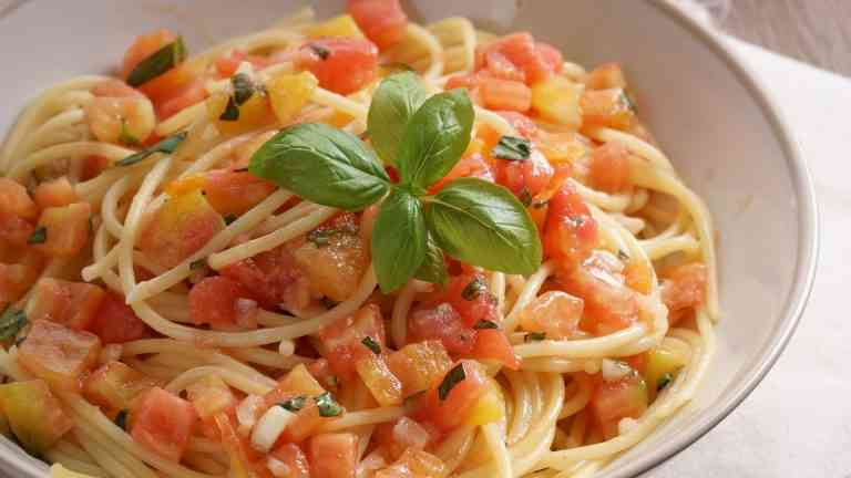 Spaghetti with raw tomatoes and basil