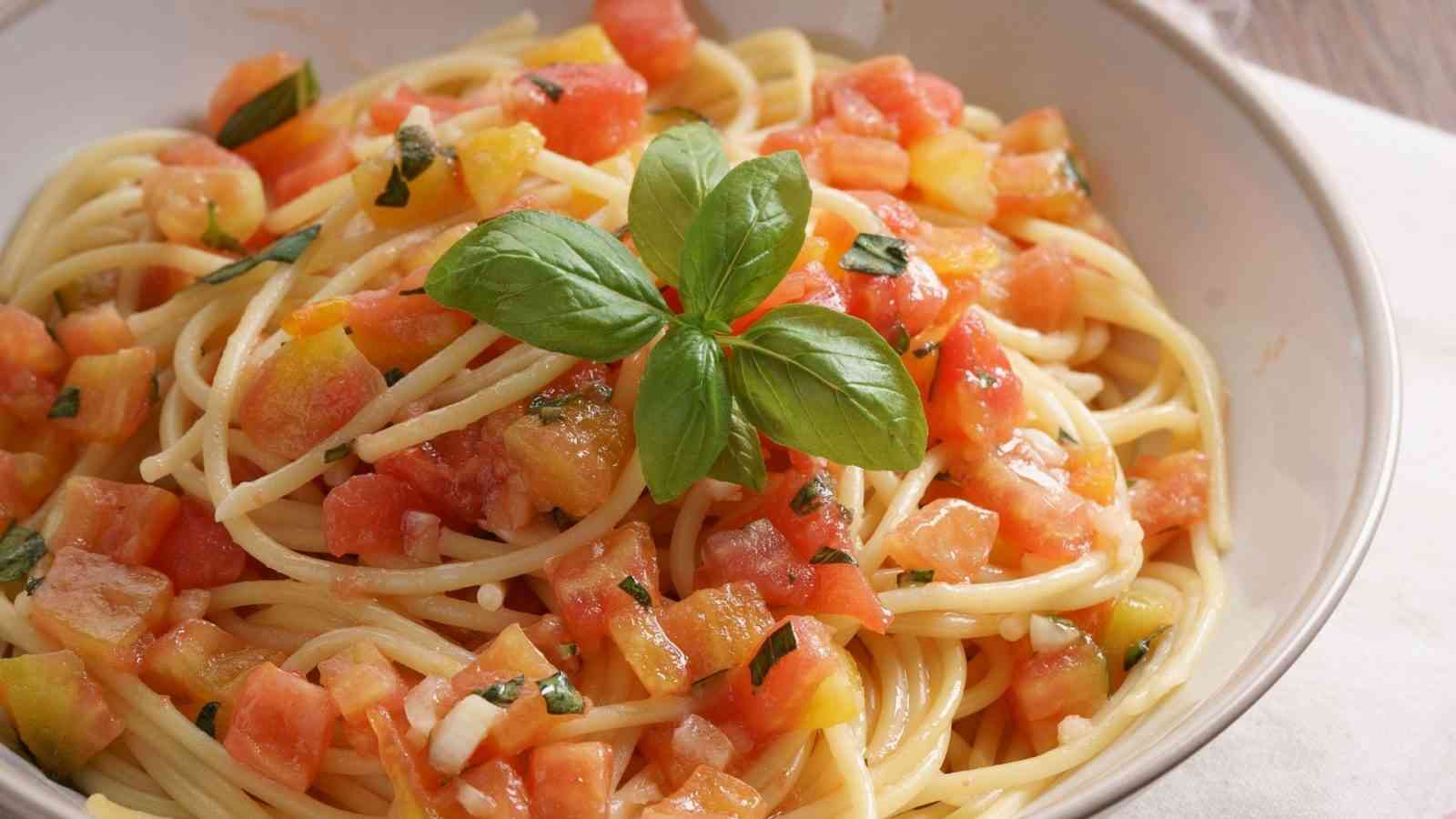 Spaghetti with raw tomatoes and basil - Sicilian Food Culture