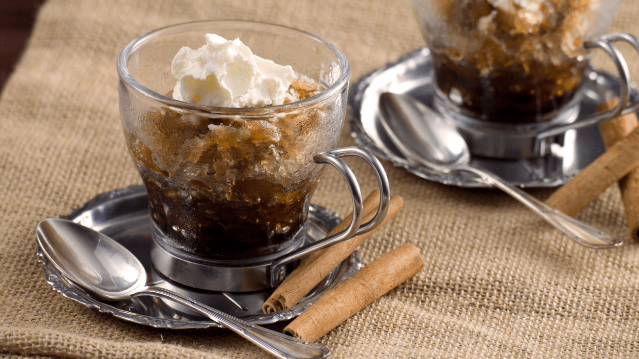 Granita típica de café siciliano com creme de perto